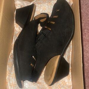 Gently work maybe once comfortiva black sandals size 9
